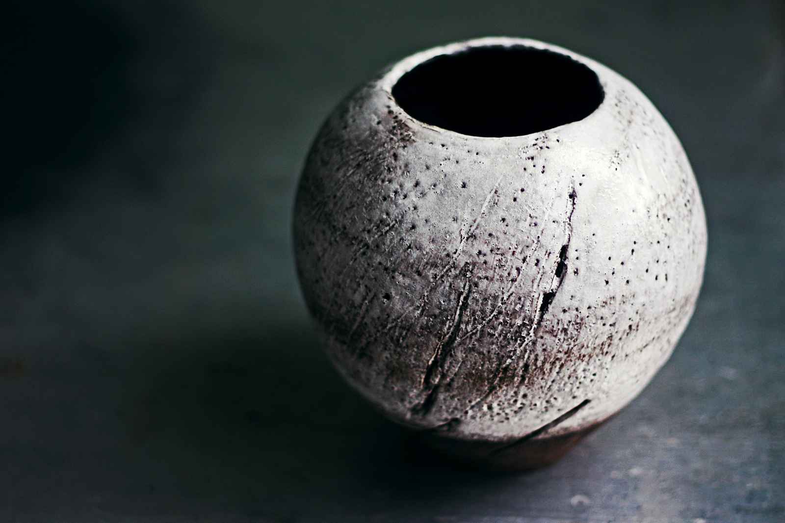 Jarrón esférico blanco