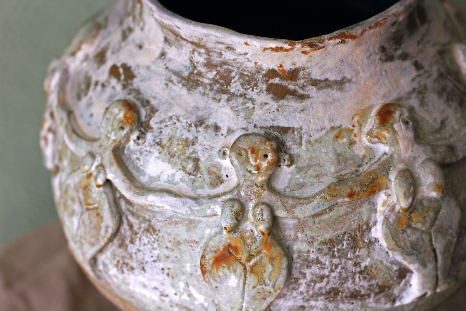 Detalle texturizado de un jarrón escultórico