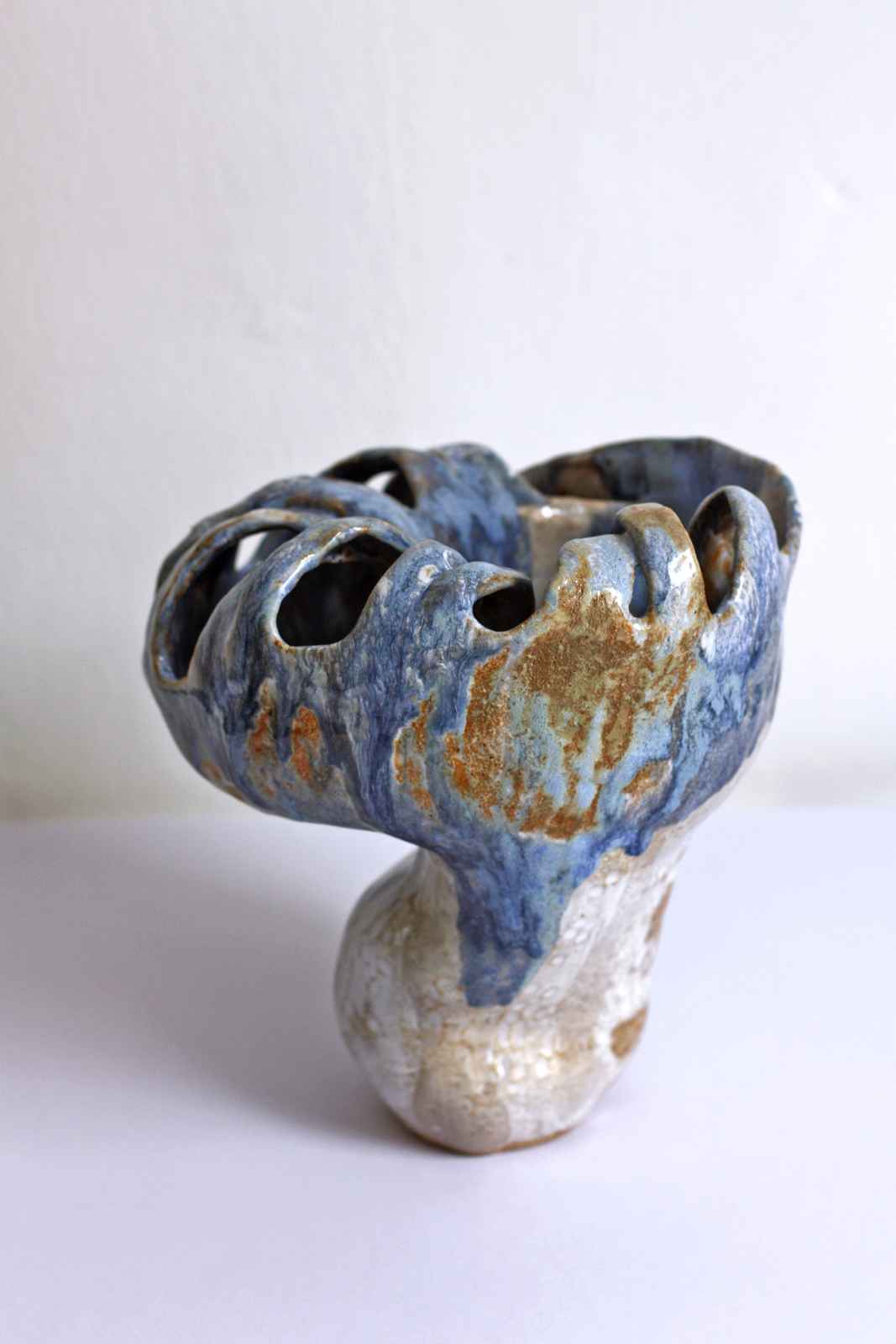 Jarrón escultórico azul