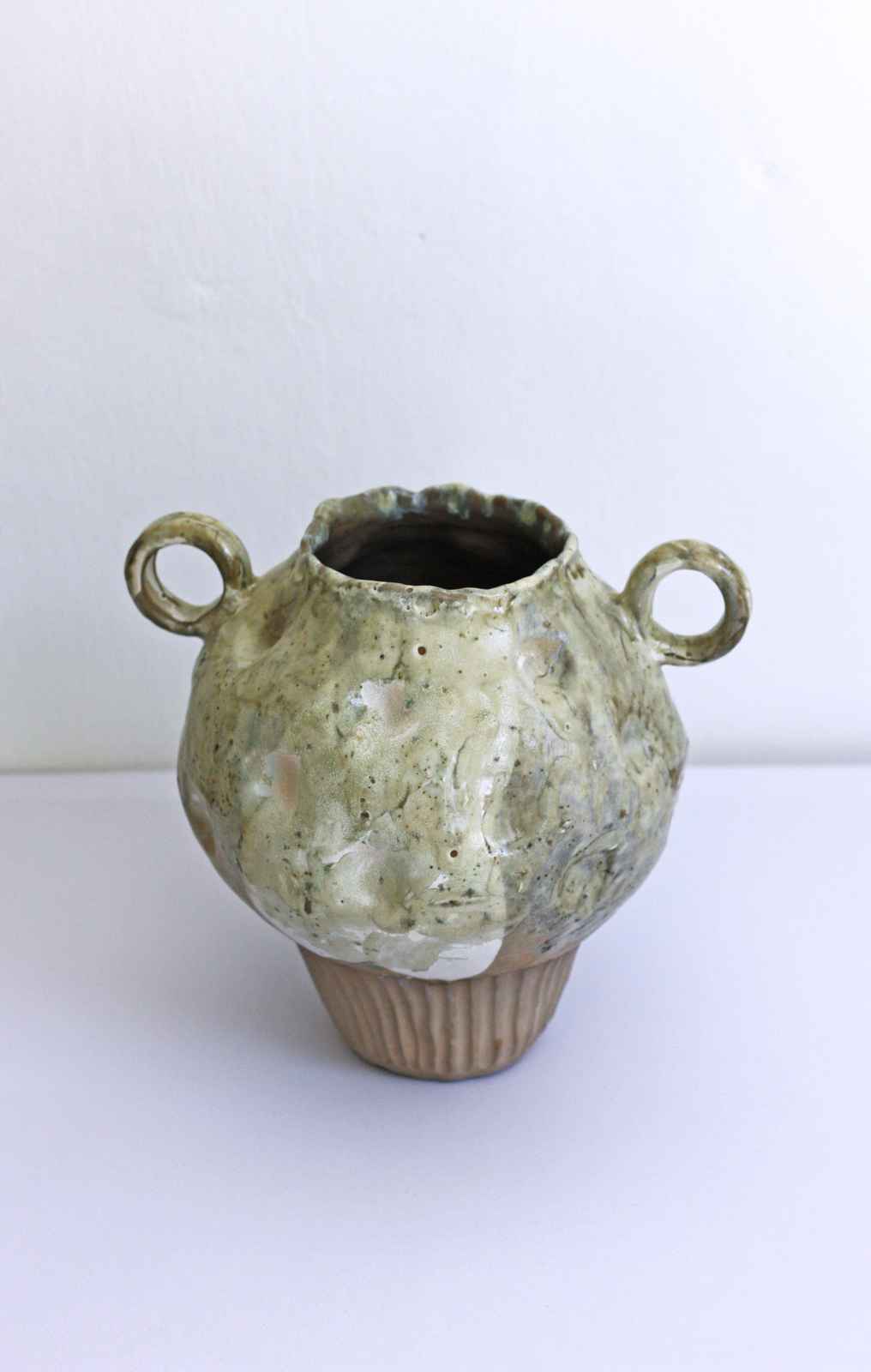 Jarrón con asas en forma de aro