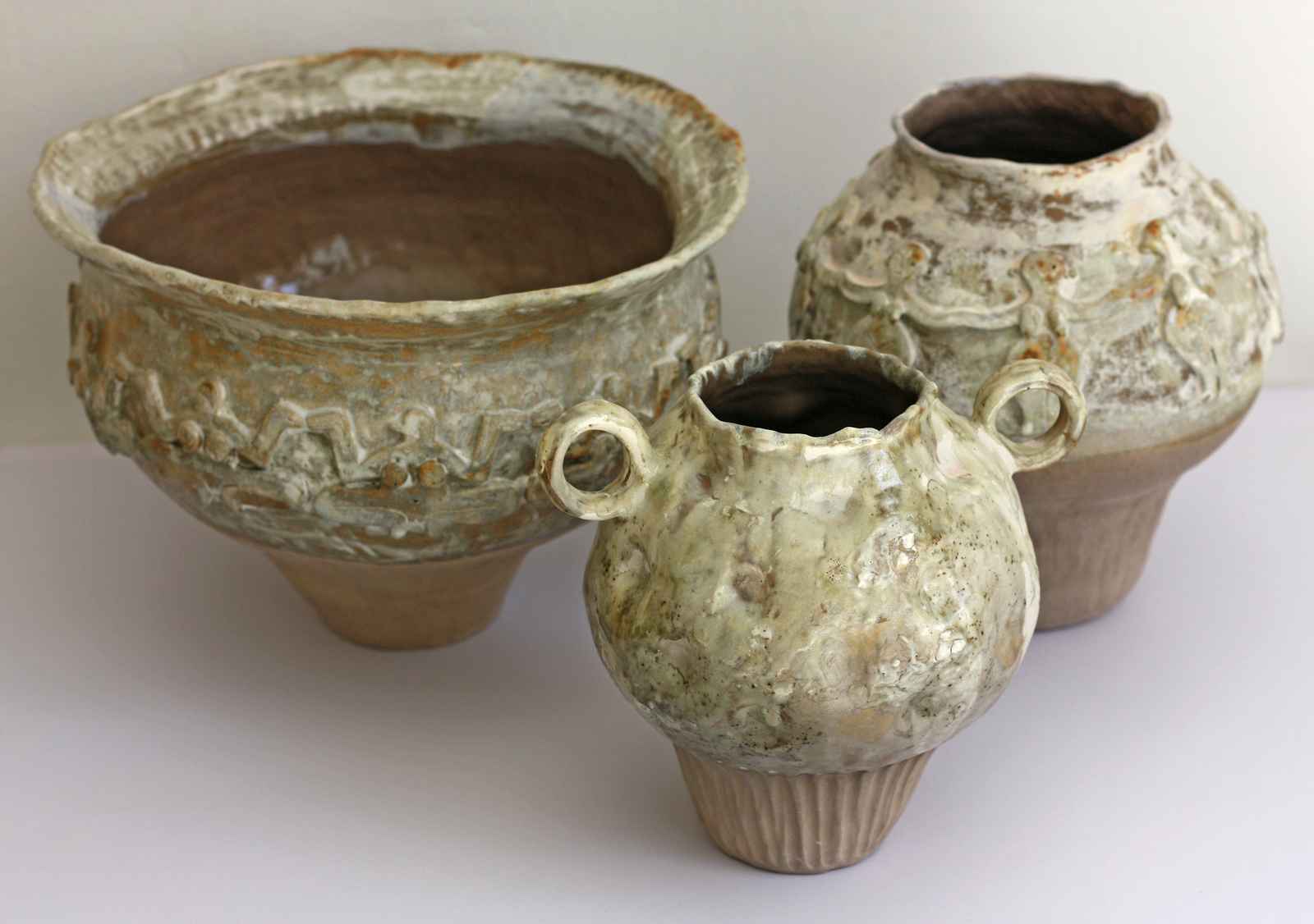 Trío de jarrones escultóricos