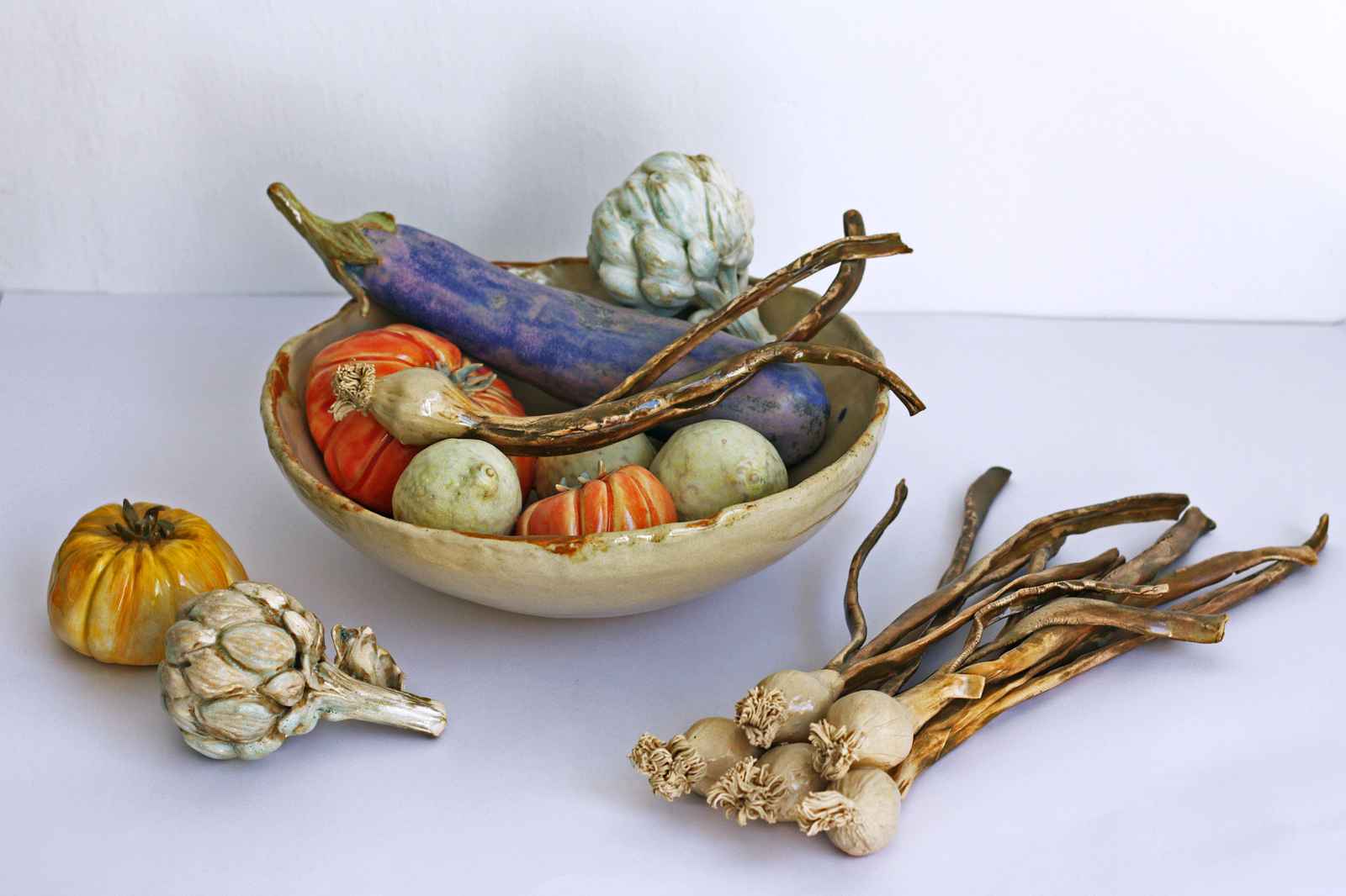 Naturaleza muerta cerámica con verduras